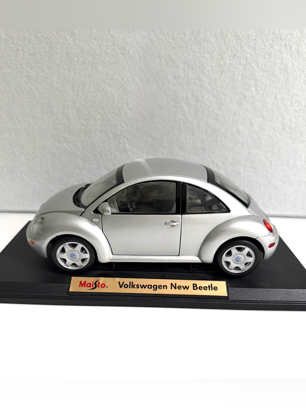 Maisto Volkswagen New Beetle Silver Diecast Model Car Special Edition 1:18 scale